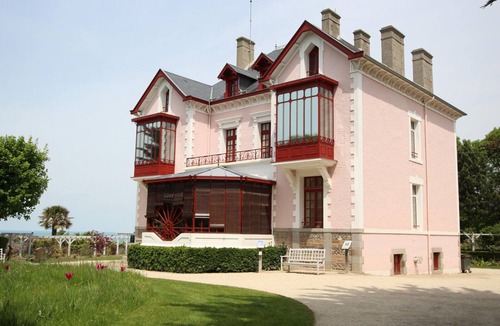 Saint-Martin de Brehal Cottage | Charming Beachside House in Bréhal with Terrace, BBQ, and Wi-Fi