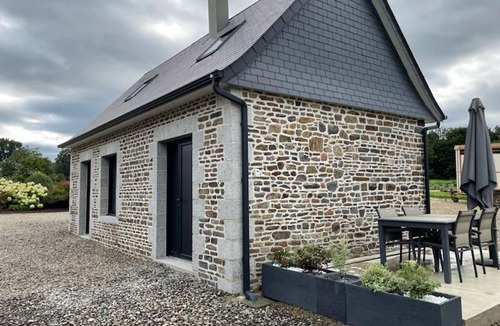 Saint-Quentin-les-Chardonnets Cottage | Cozy Cottage for 2 with Terrace and WIFI in Normandy
