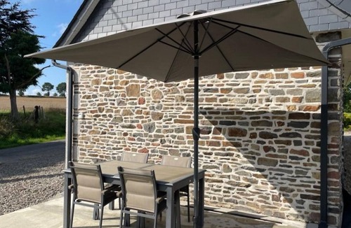 Saint-Quentin-les-Chardonnets Cottage | Cozy Cottage for 2 with Terrace and WIFI in Normandy