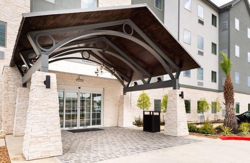 Lake Charles Condo | Free Breakfast. Outdoor Pool. Great for Small Groups!