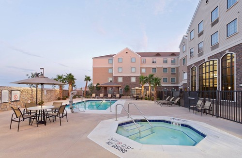 Biggs Field Condo | Free Breakfast. Outdoor Pool & Hot Tub. Free Shuttle Service.