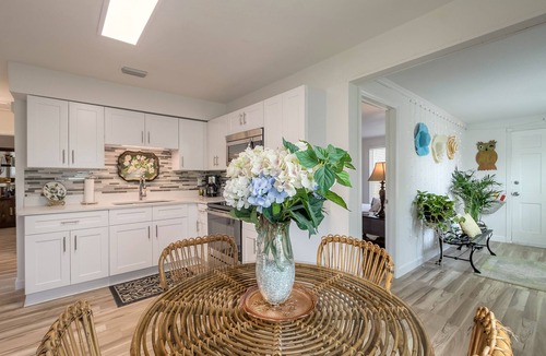 Edgewater House | Fresh and Bright Newly Remodeled House near everything Fun!