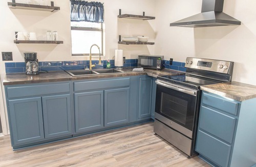 Ardmore Apartment | Freshly remodeled 2BR modern rustic duplex in Ardmore, OK. Features King & Queen beds, open living area, full kitchen, and private access. Minutes from dining, shopping, and parks—perfect for business trips, extended stays, or weekend getaways.