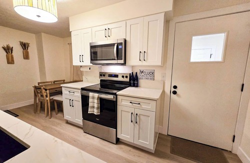 Dayton House | Freshly Renovated - Gem City's 4 bedroom Farmhouse