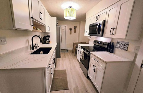 Dayton House | Freshly Renovated - Gem City's 4 bedroom Farmhouse