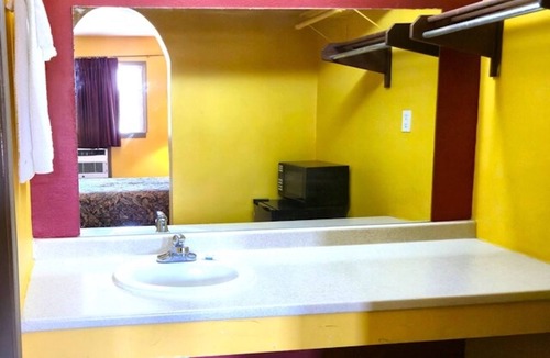Sulphur Hotel | Full Bed Room w/Essentials | Free Parking | Close to Henning Cultural Center
