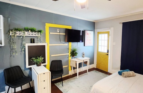 Denton Apartment | Full Cozy Studio Near UNT & Denton Square