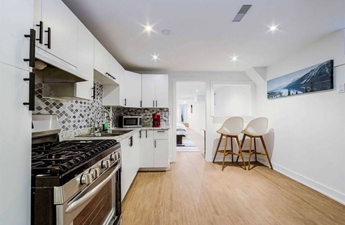 York University Heights House | Fully Furnished Bright and Luxurious Bedroom in North York-7