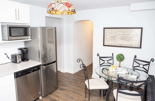 Burlington House | Fully Private 3 bdrm Suite The Winchester