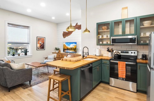 Green Lake Apartment | Fully Updated 2 Bedroom Apartment - In Downtown and Steps from Green Lake