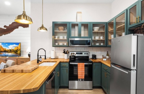 Green Lake Apartment | Fully Updated 2 Bedroom Apartment - In Downtown and Steps from Green Lake