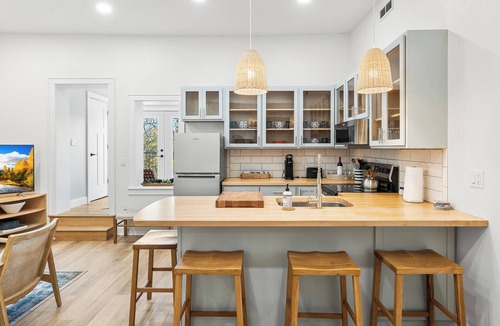 Green Lake Apartment | Fully Updated 2 Bedroom Apartment in Downtown - Just Steps Away from Green Lake