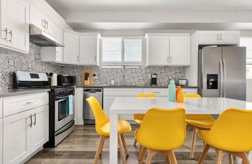 Crenshaw Apartment | Fun Mid-City New Home Sleeps 10 Near USC/DTLA/Expo