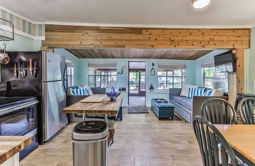 Weeki Wachee Gardens House | Fun Weeki Wachee River Boathouse