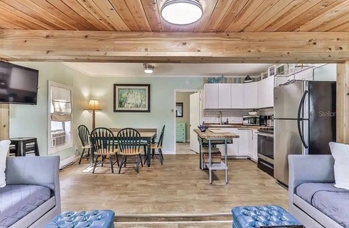 Weeki Wachee Gardens House | Fun Weeki Wachee River Boathouse