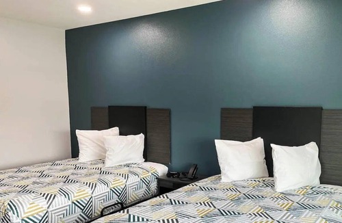 Southeast Houston Hotel | Functional Unit Ideal for Families & Groups Traveling | Pet-Friendly