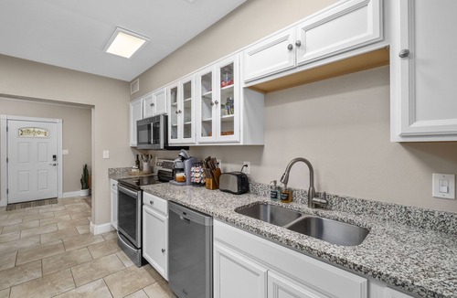 Gainesville House | Funky MINI GOLF Home filled with Amenities