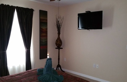 Orlando Bed & Breakfast | Furnished Bedroom and Private Bathroom