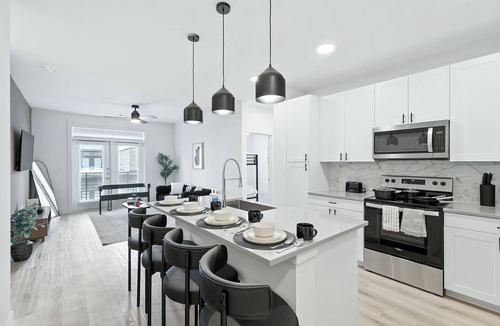 Fort Worth Condo | G94 Lux 2B Condo W/Pool & Gym by Traveller's Comfort in Downtown Fort Worth