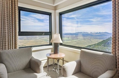 Tahoe Village Apartment | Game-Ready Mountain Villa: 4 Rooms w/Kitchen + Pools, Hot Tubs & Sports Courts