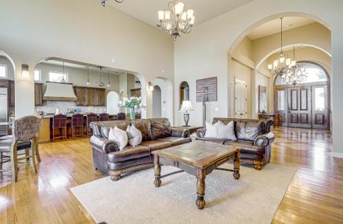 Tucumcari House | Game Room & Deck: Group Getaway in New Mexico!