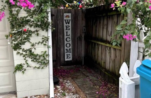 Colonialtown North Cottage | Garden House - jacuzzi, skylights, window seat, near restaurants & culture