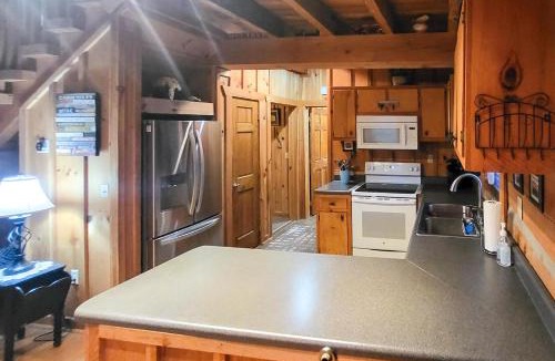 Vesta House | Gas Grill! Cabin Retreat, 2 Mi to Blue Ridge Pkwy