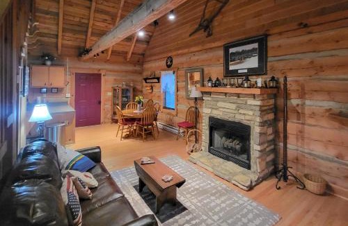 Vesta House | Gas Grill! Cabin Retreat, 2 Mi to Blue Ridge Pkwy