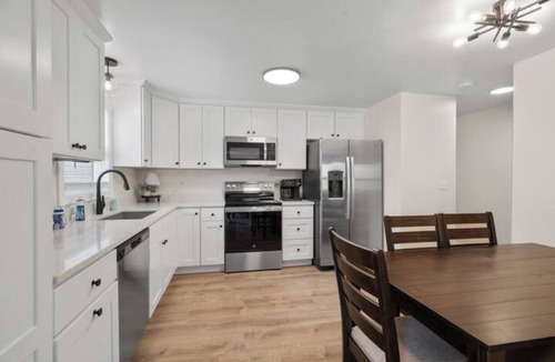 Green Bay House | Getaway in GB Updated! Explore & Enjoy the Area