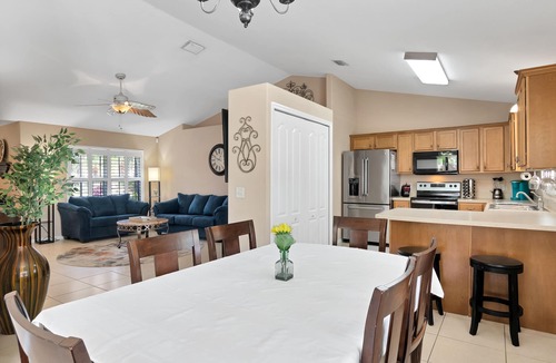 Sebastian Highlands House | ☆☀︎❀Getaway Paradise! Heated Pool, TV Patio, Fenced, Wifi, Near Beaches!