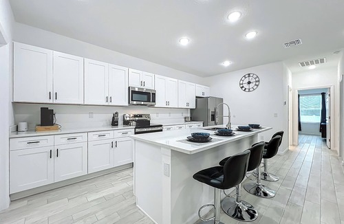 Sanford House | Getaways, your way! Spacious & Modern 3BR, 2BA