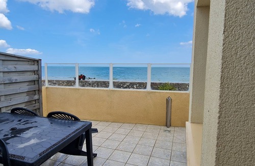 Saint-Marcouf Cottage | Gite la mer, les pieds dans l'eau for 4 people