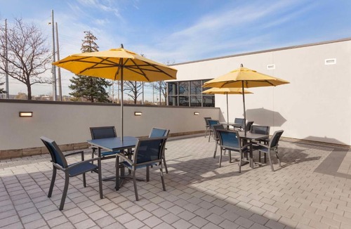 Gateway Hotel | GLō Best Western Mississauga Corporate Centre