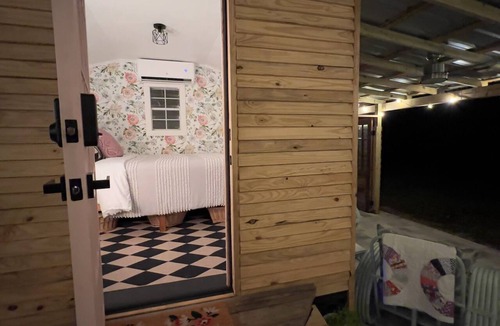 Archer Cabin | Glamping with A/C bedroom and luxury bath near UF and Springs