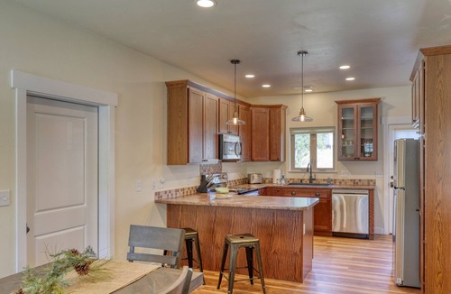 Rockerville Apartment | Gold Mining Condo King Bed Modern Comforts