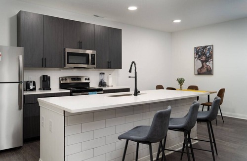Whitestown Apartment | Golden Sun Spacious 1BR Pond View King Bed WFH Gym