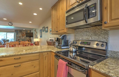 Carbondale Condo | Golf Course Condo w/Fireplace & 2 Fishing Badges!
