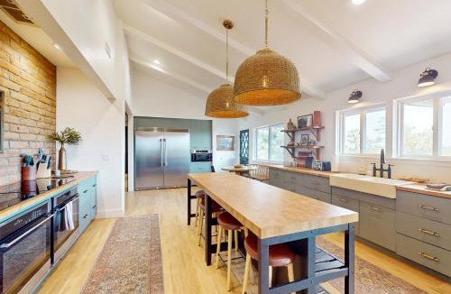 Show Low House | Golf, Hike & More! Sprawling Retreat in Show Low