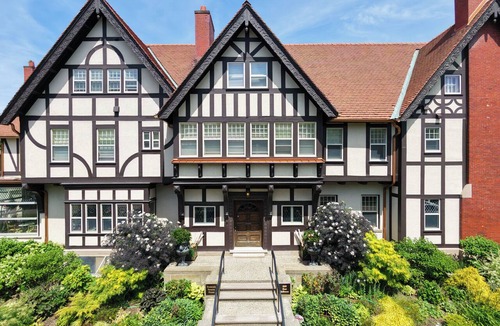 Detroit House | Gorgeous 9-bedroom historic estate with AC in vibrant Detroit