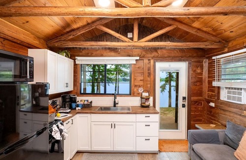Hemphill Cabin | Gorgeous Cabin with Beautiful Views of Toledo Bend Lake for a Relaxing Couples Getaway in Hemphill, Texas