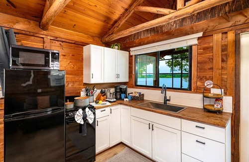 Hemphill Cabin | Gorgeous Cabin with Beautiful Views of Toledo Bend Lake for a Relaxing Couples Getaway in Hemphill, Texas