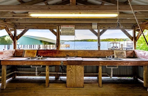 Hemphill Cabin | Gorgeous Cabin with Beautiful Views of Toledo Bend Lake for a Relaxing Couples Getaway in Hemphill, Texas