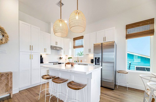 San Luis House | Gorgeous & Modern 3BR | Steps to the Beach | Large Deck | Modern