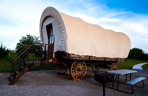 South Oklahoma City House | Gorgeous Nature Getaways in this Wonderful Covered Wagon Rental for 4 in Moore, Oklahoma