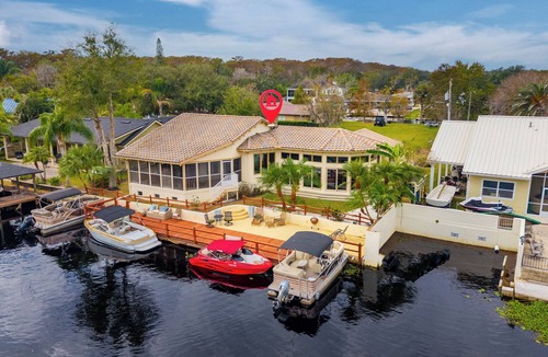 Sanford House | Gorgeous three bedroom River House in a quiet private neighborhood