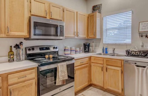 Innovation District Apartment | Gorgeous Townhome UF Campus Adjacent Full Kitchen