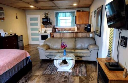 Seville Cabin | Gorgeous Waterfront Studio Cabin Rental on Lake George near Palm Coast, Florida