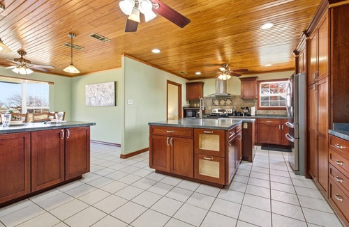 Abilene House | Grand Haven ※ 8BR Home ※ 2 Acres ※ Workers Welcome