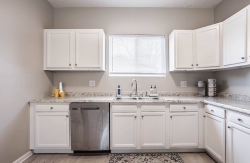 Sheridan House | Grand Park, Westfield, Space For Entire Team, Sleeps 30 comfortably. Unit A