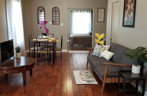 Near Eastside Apartment | ❤Great Couples Suite❤10min2Everything FreeParking
